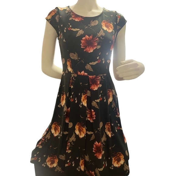 Hail3y:23 Floral Dress - Picture 1 of 6
